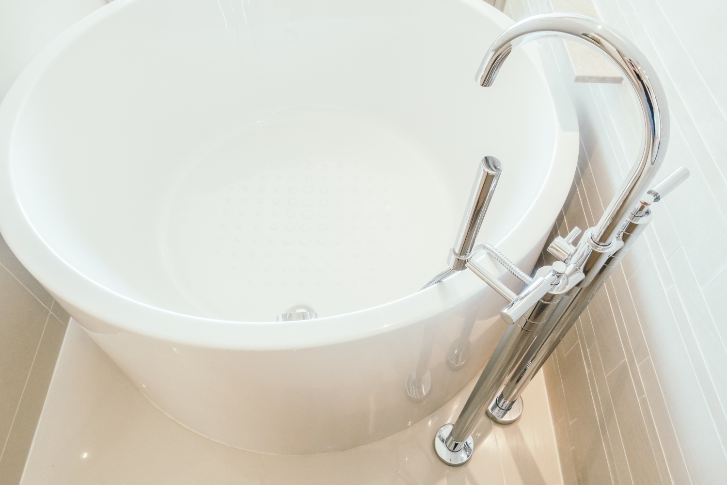 Quality Bathtub Repair and Refinishing Services in Charlotte, North Carolina hero image
